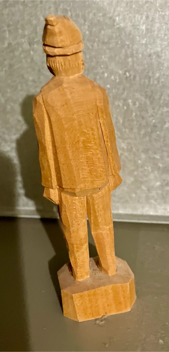 Hand-carved vintage wooden figurine - photo 3