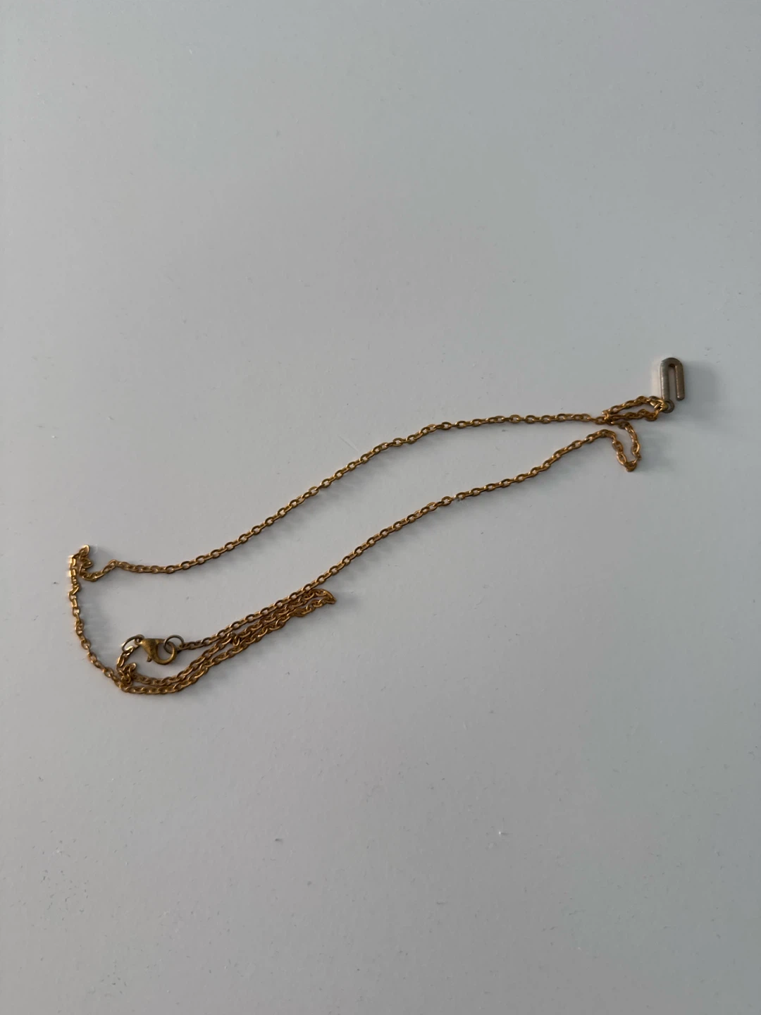 Gold coloured initial 'U' necklace