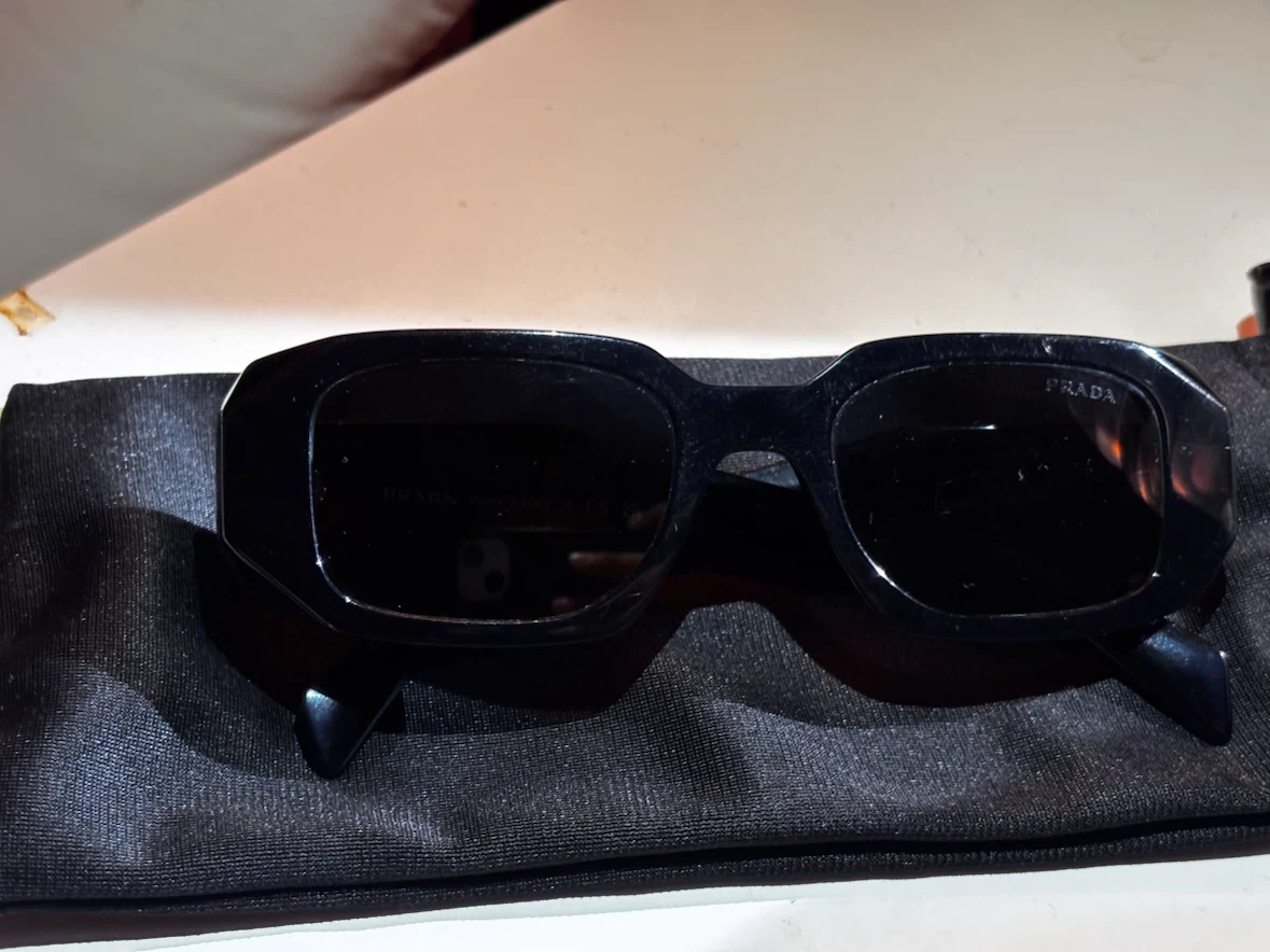 Prada Milano Geometric Black Sunglasses – Excellent Condition - photo 2