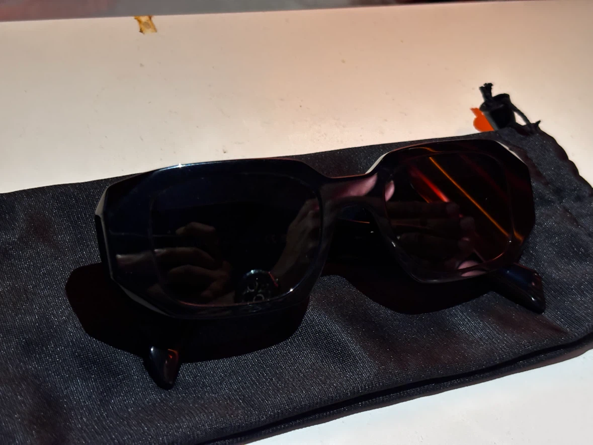 Prada Milano Geometric Black Sunglasses – Excellent Condition - photo 3