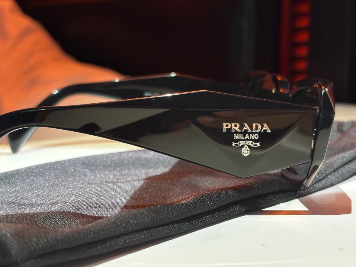Prada Milano Geometric Black Sunglasses – Excellent Condition - photo 4