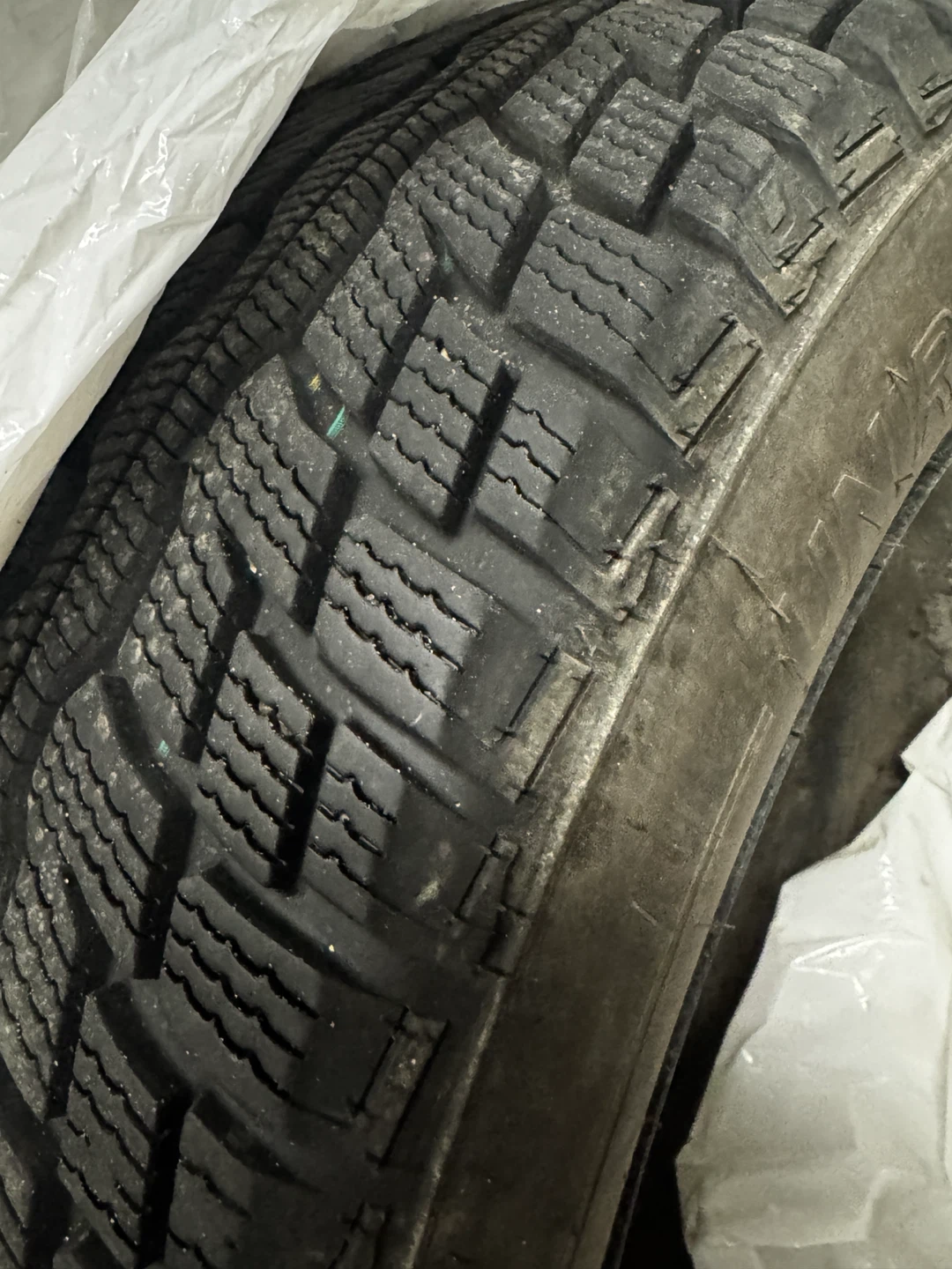 205/65R16 Uniroyal Tiger Paw Winter Tires with rims and TPMS - photo 4