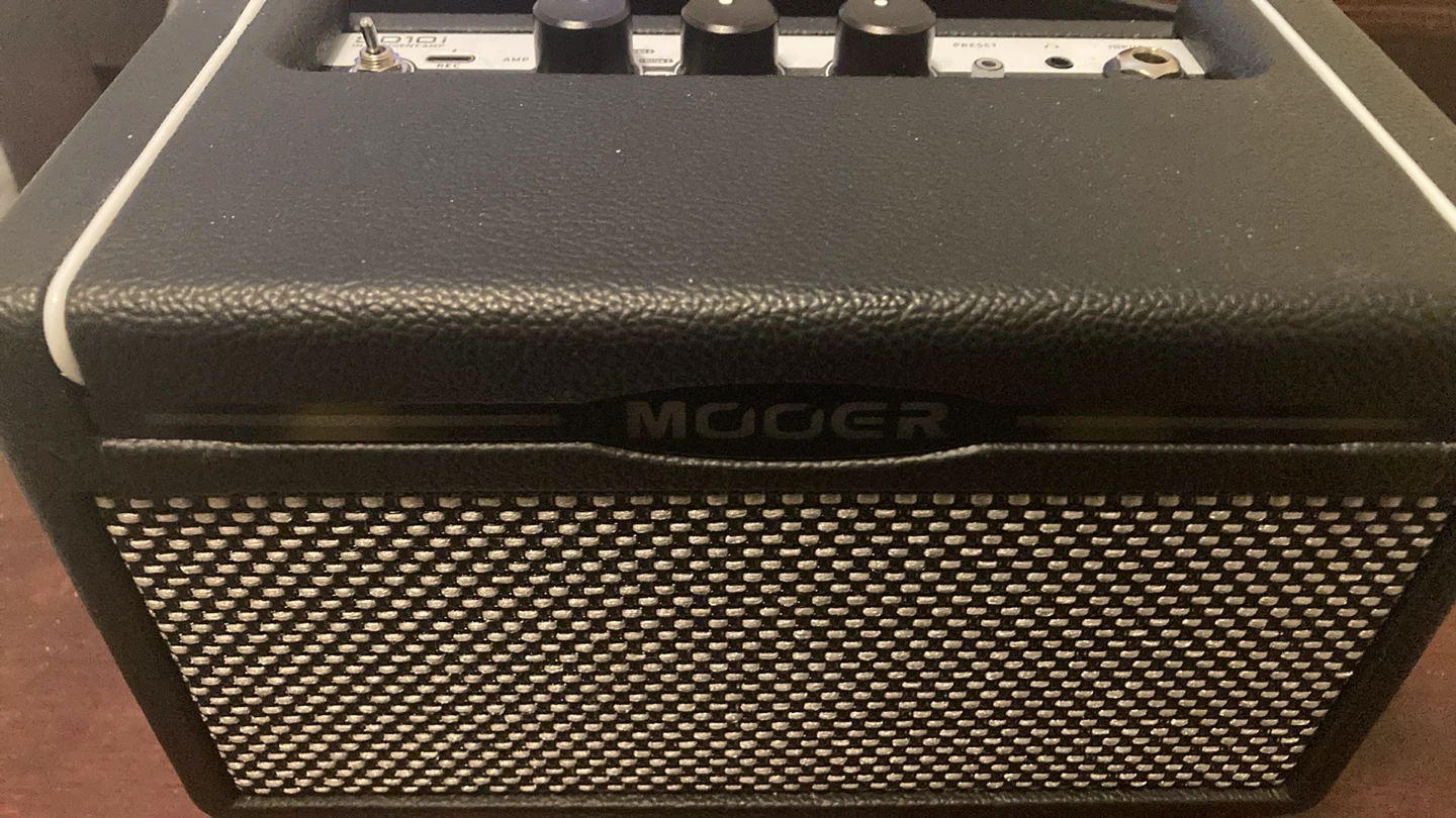 Mooer SD10i modelling amp and electric guitar