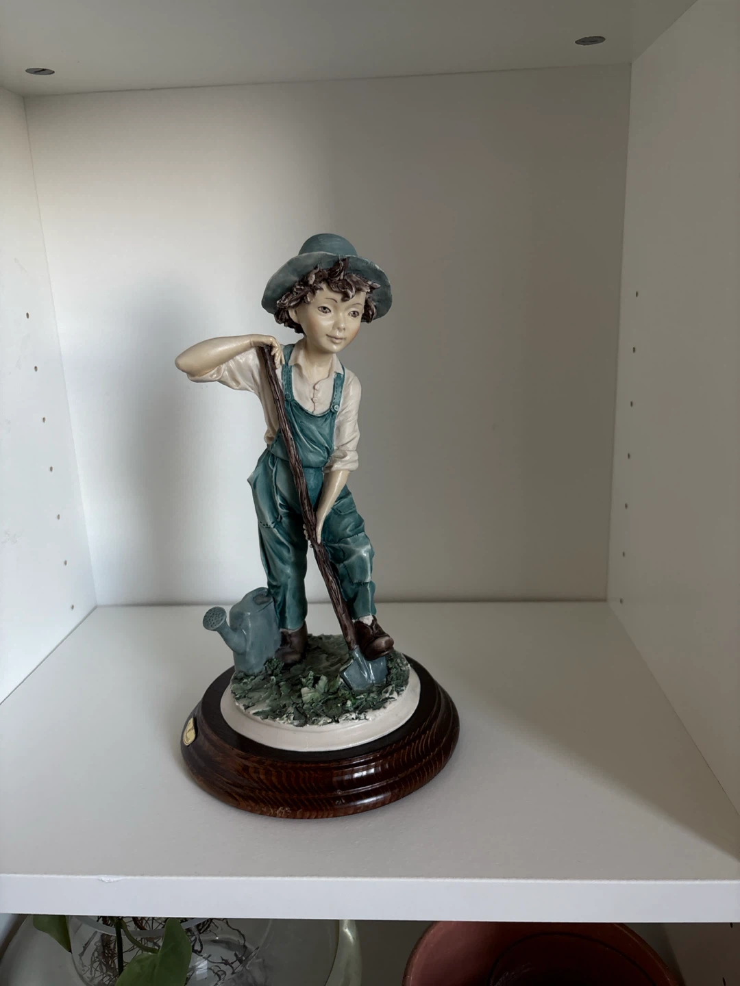 Capodimonte Figurine - Young Gardener with Watering Can - photo 2