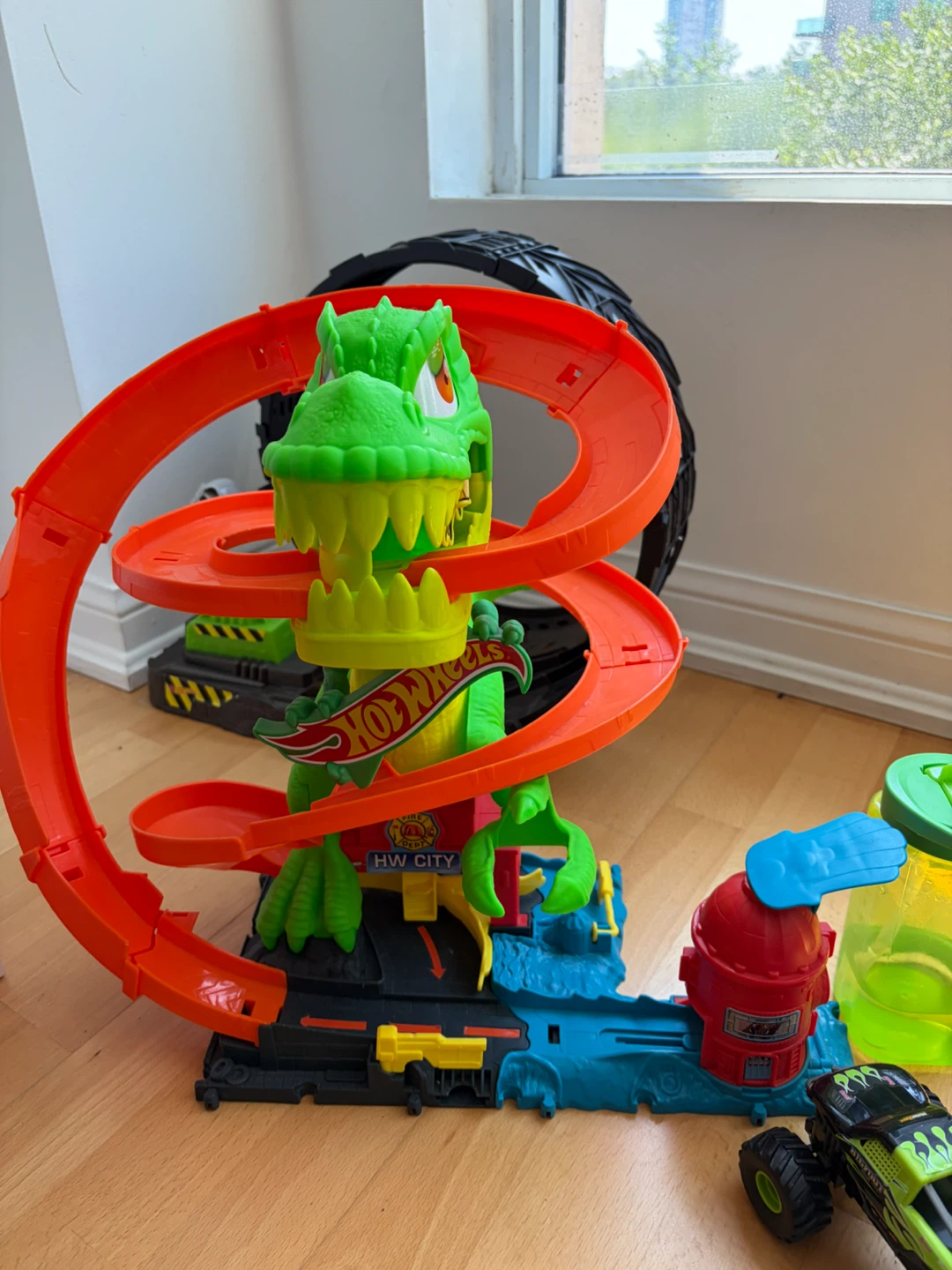 Hot Wheels HW City Dino Attack Playset