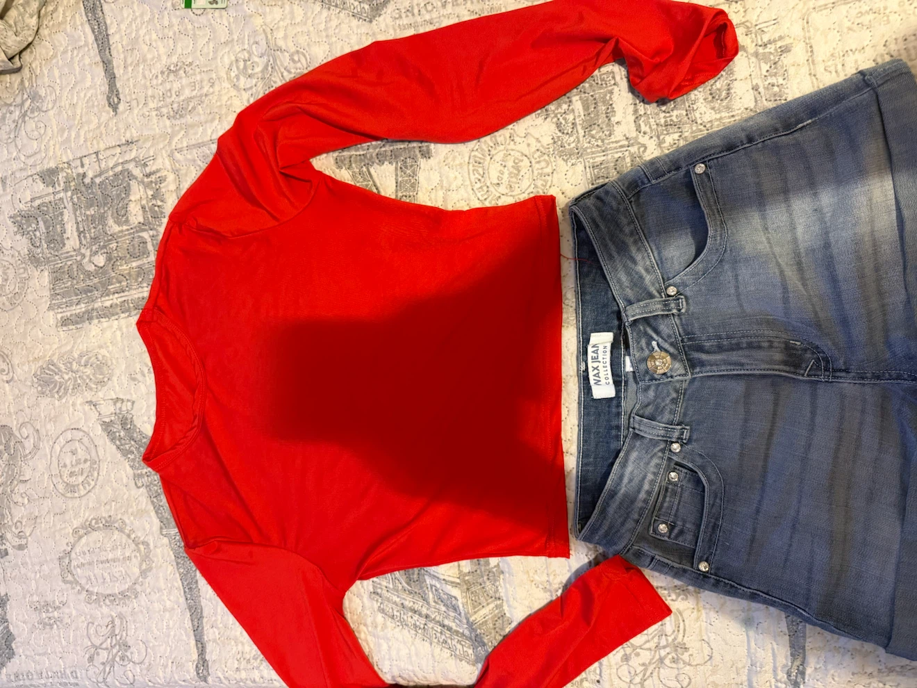 Red long-sleeve top and denim shorts set - photo 2