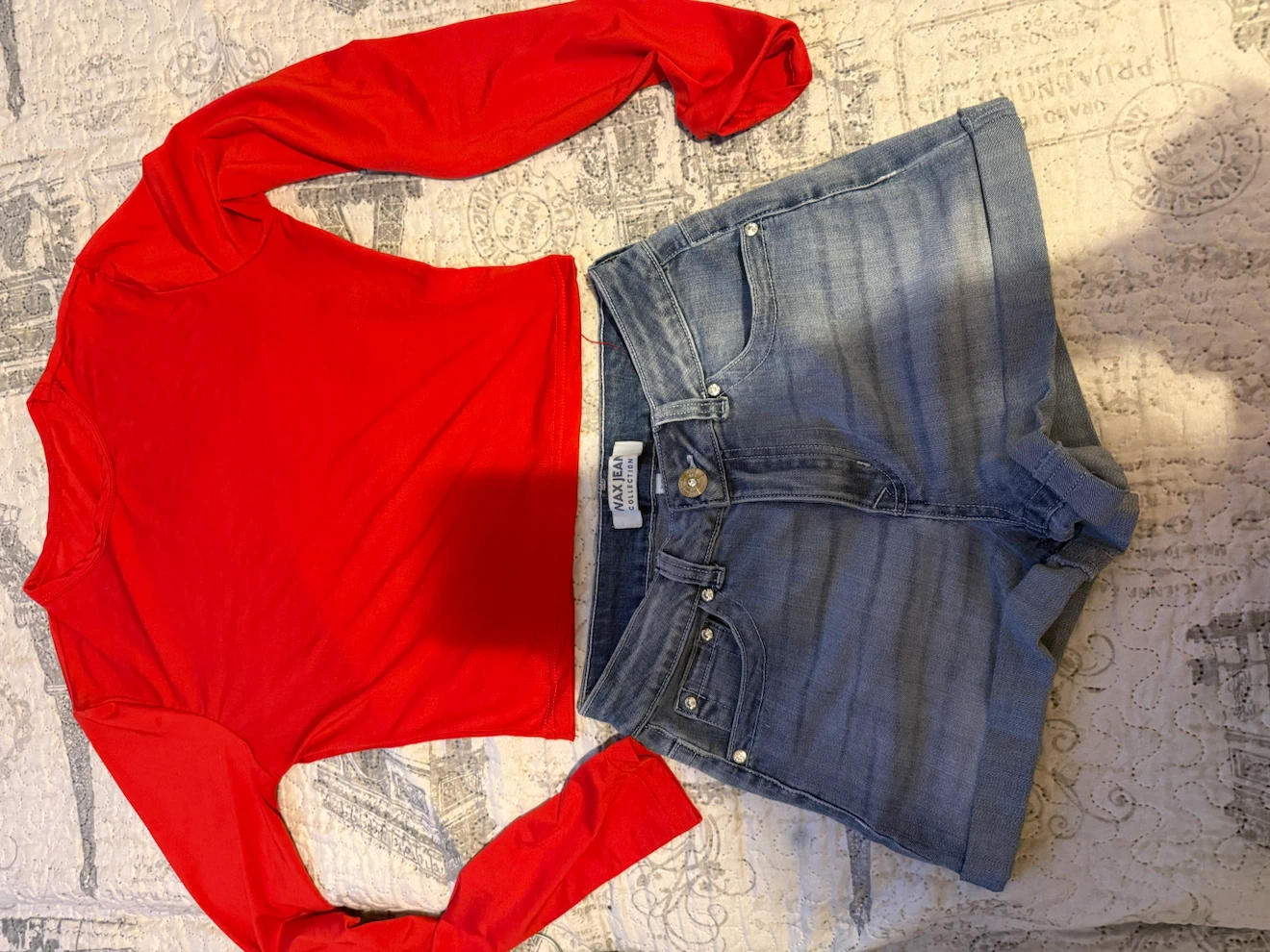 Red long-sleeve top and denim shorts set - photo 3