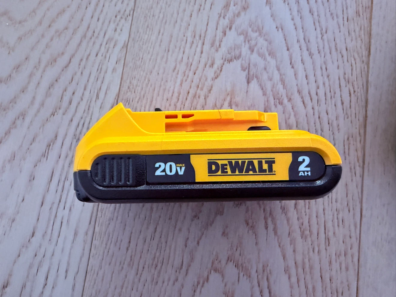 DeWalt 20V MAX Battery & Charger Set - photo 2