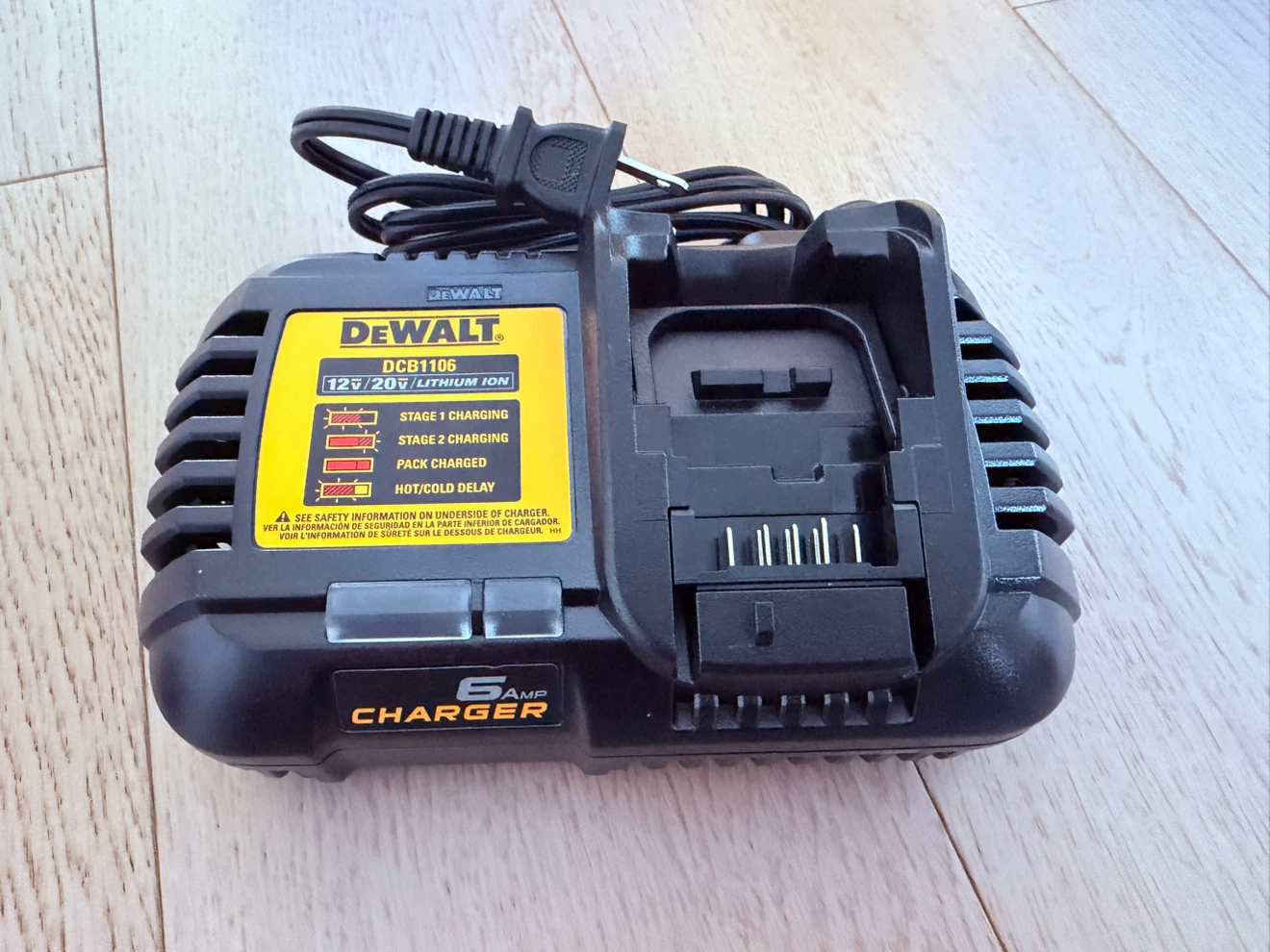 DeWalt 20V MAX Battery & Charger Set - photo 4