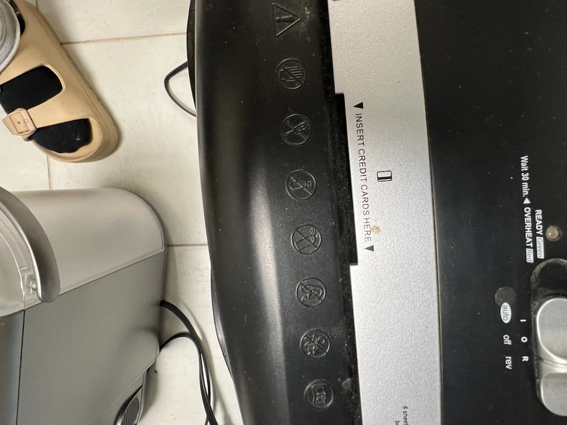 Amazon Basics 6-Sheet Shredder - photo 2