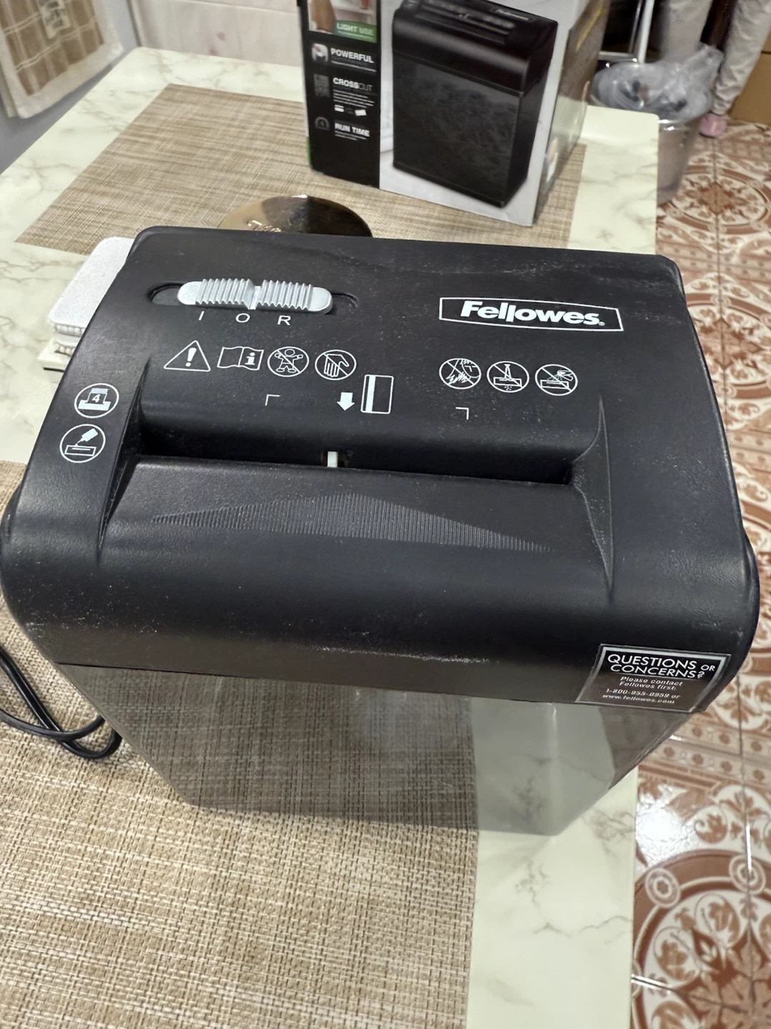 Fellowes PowerShred ShredMATE 4 Sheet Shredder - photo 3