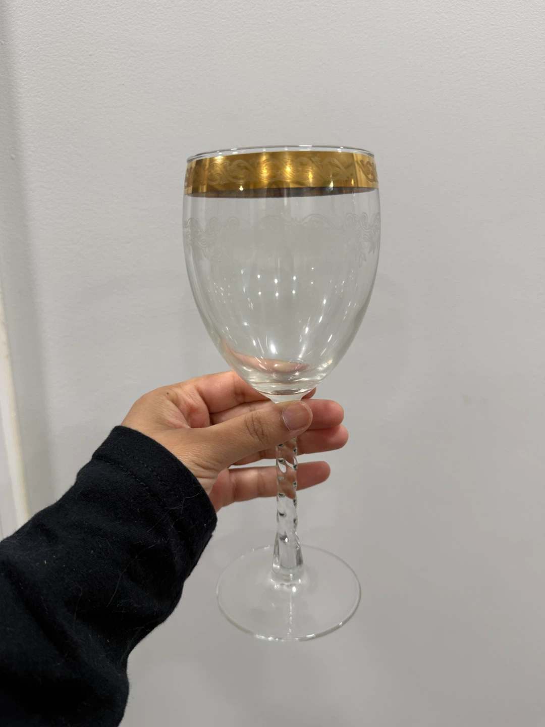 Set of 4 Vintage Gold Rimmed Wine Glasses - photo 2