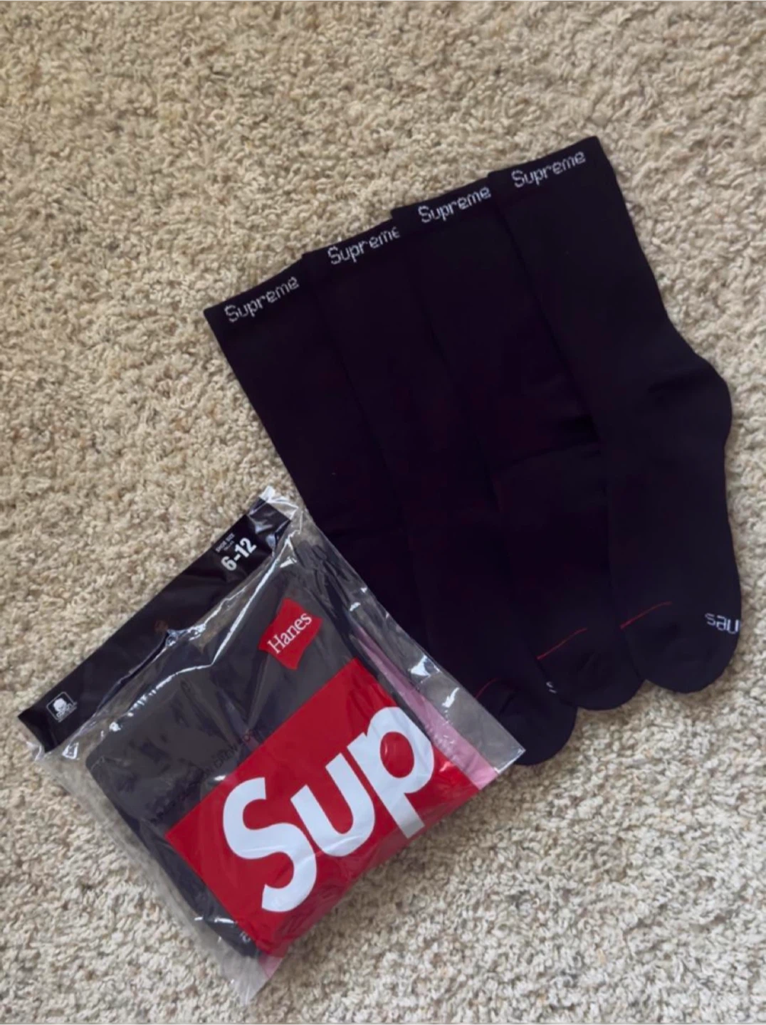 Supreme x Hanes Crew Socks (2 Pair Packs) - photo 2
