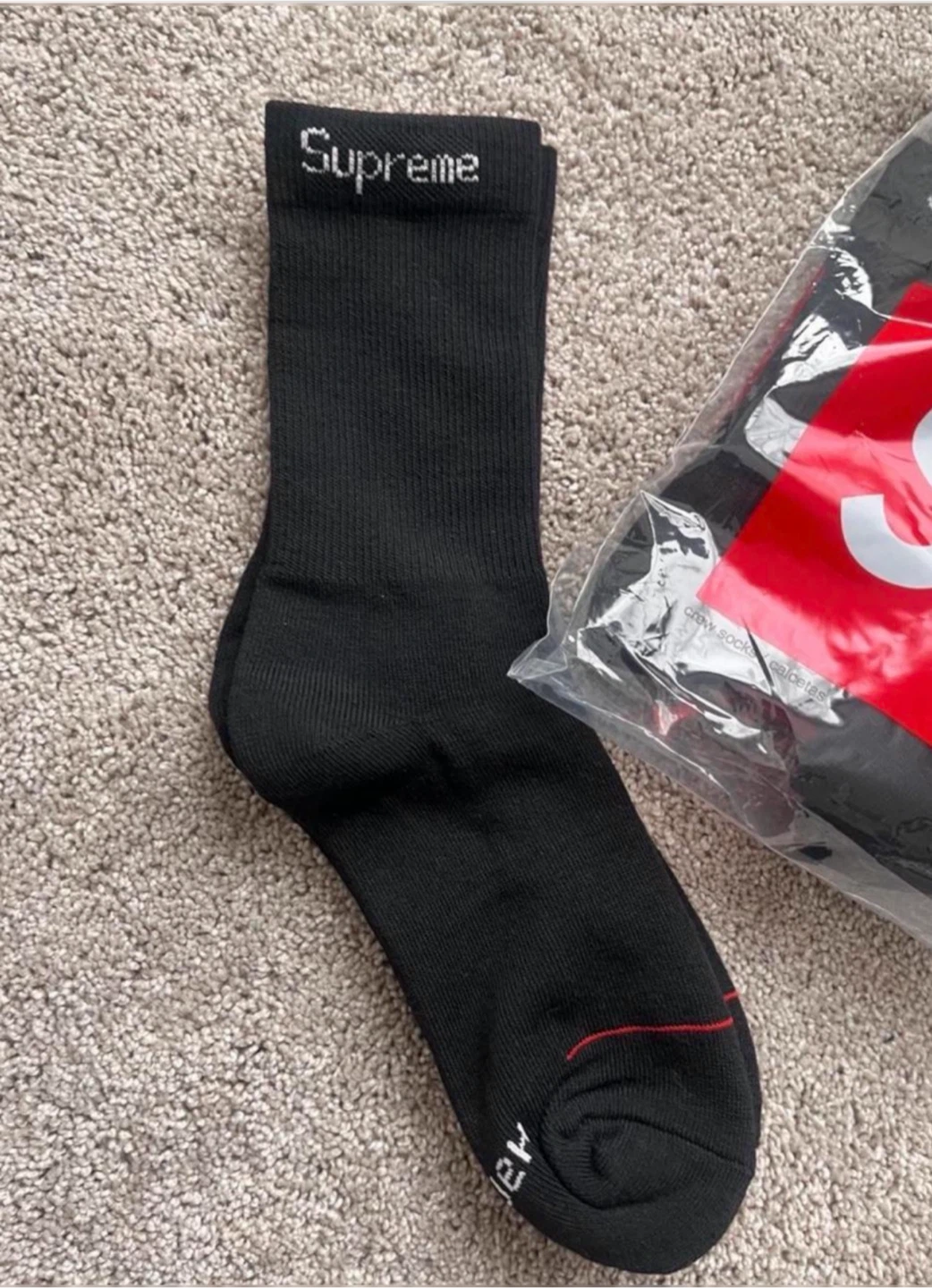 Supreme x Hanes Crew Socks (2 Pair Packs) - photo 3