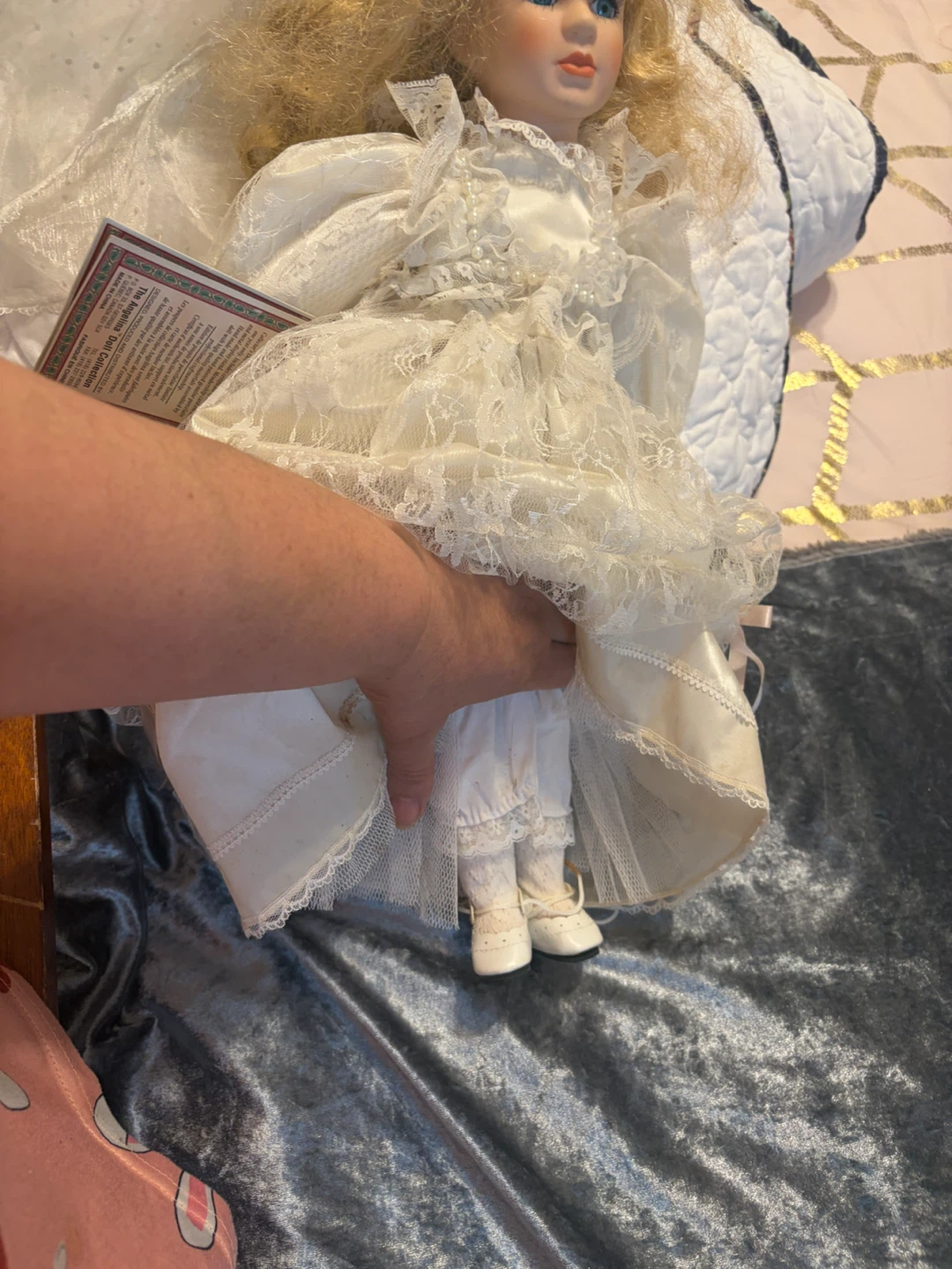 Angelina Porcelain Bride Doll - photo 3