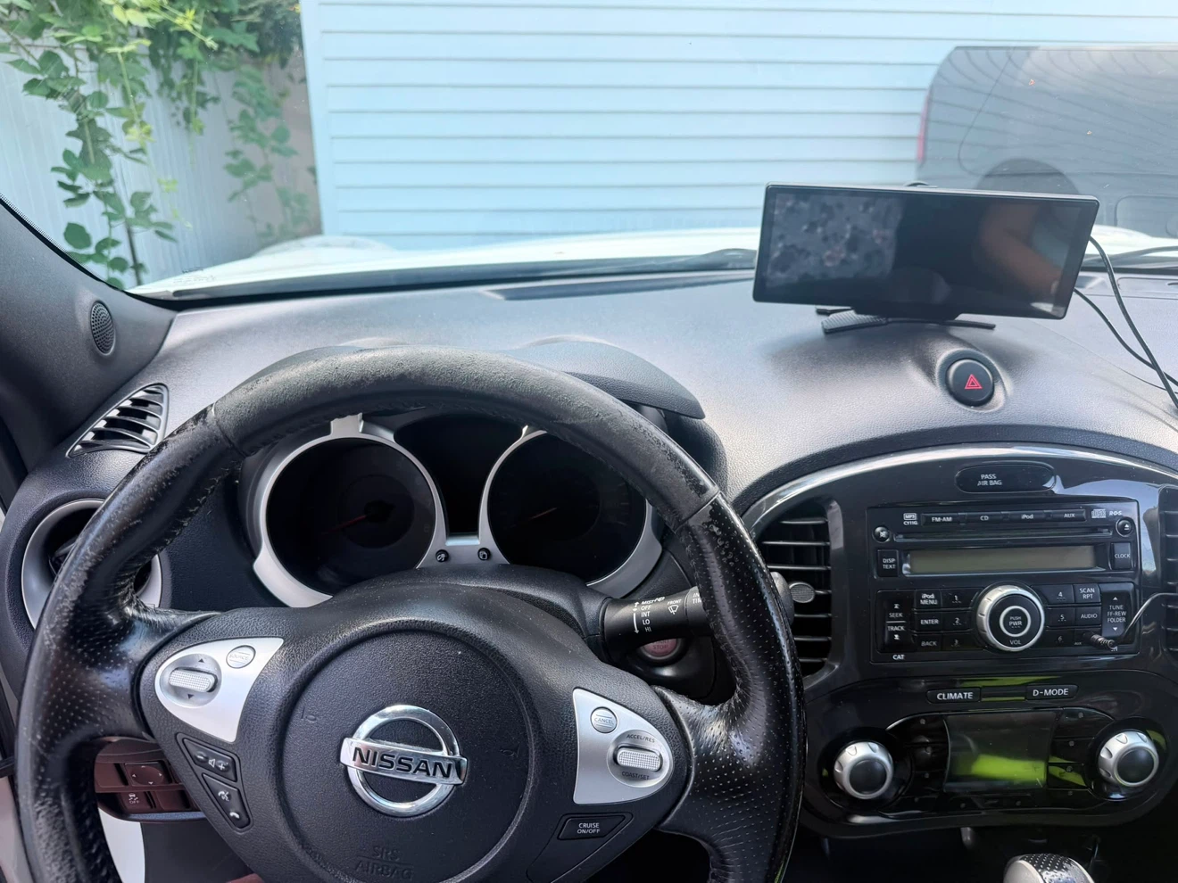 White Nissan Juke - photo 4