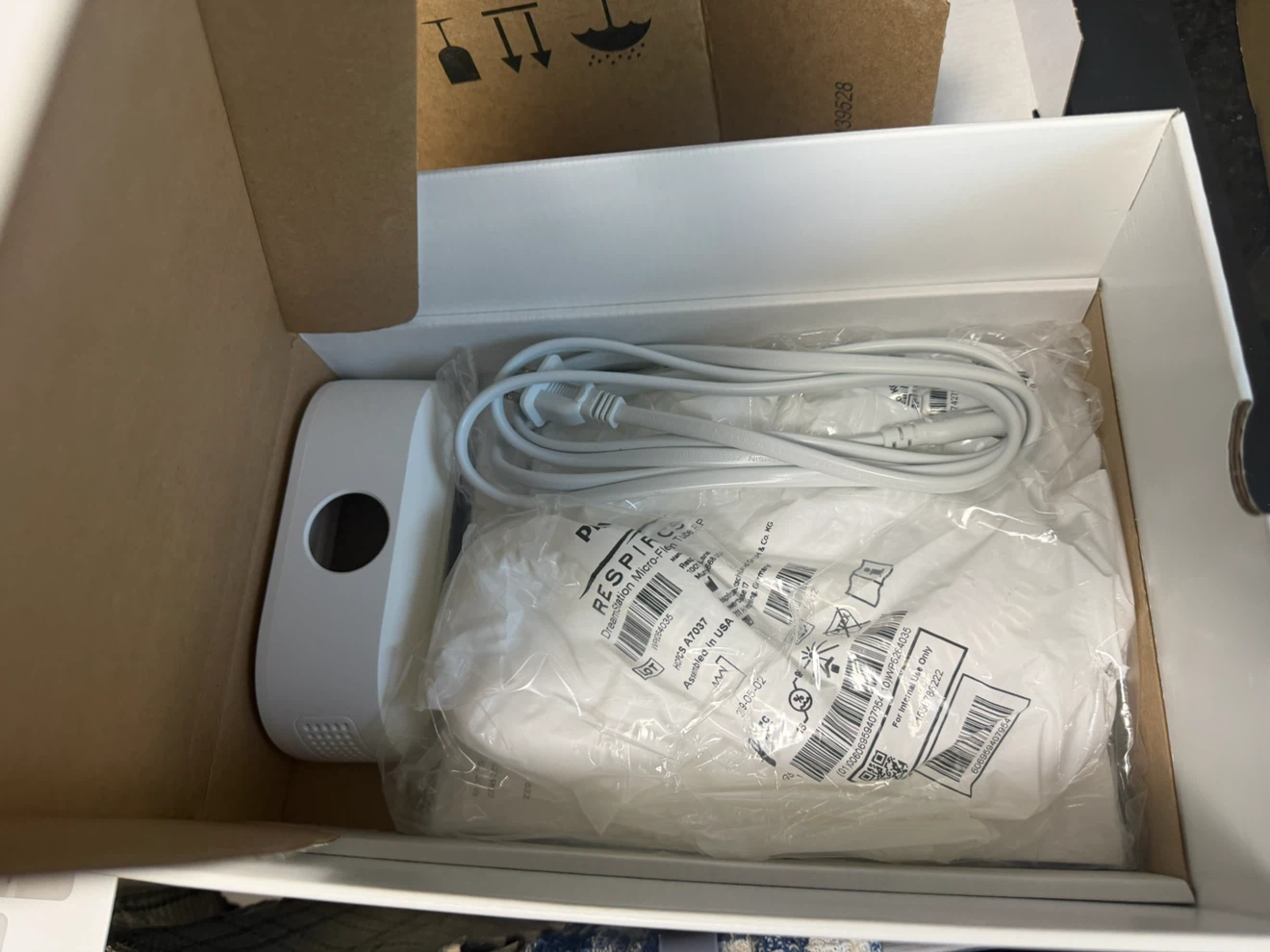BNIB Phillips Dreamstation with travel case - photo 2
