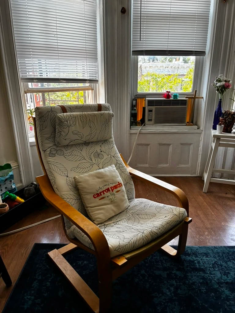Wooden lounge chair with leaf pattern