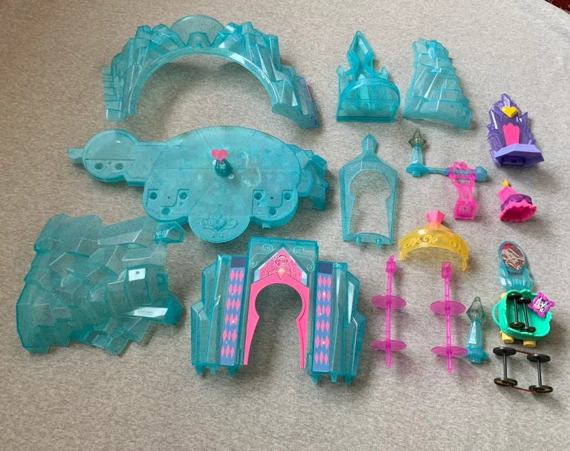 My Little Pony Crystal Empire Castle + Figurines etc. (Pic 2)