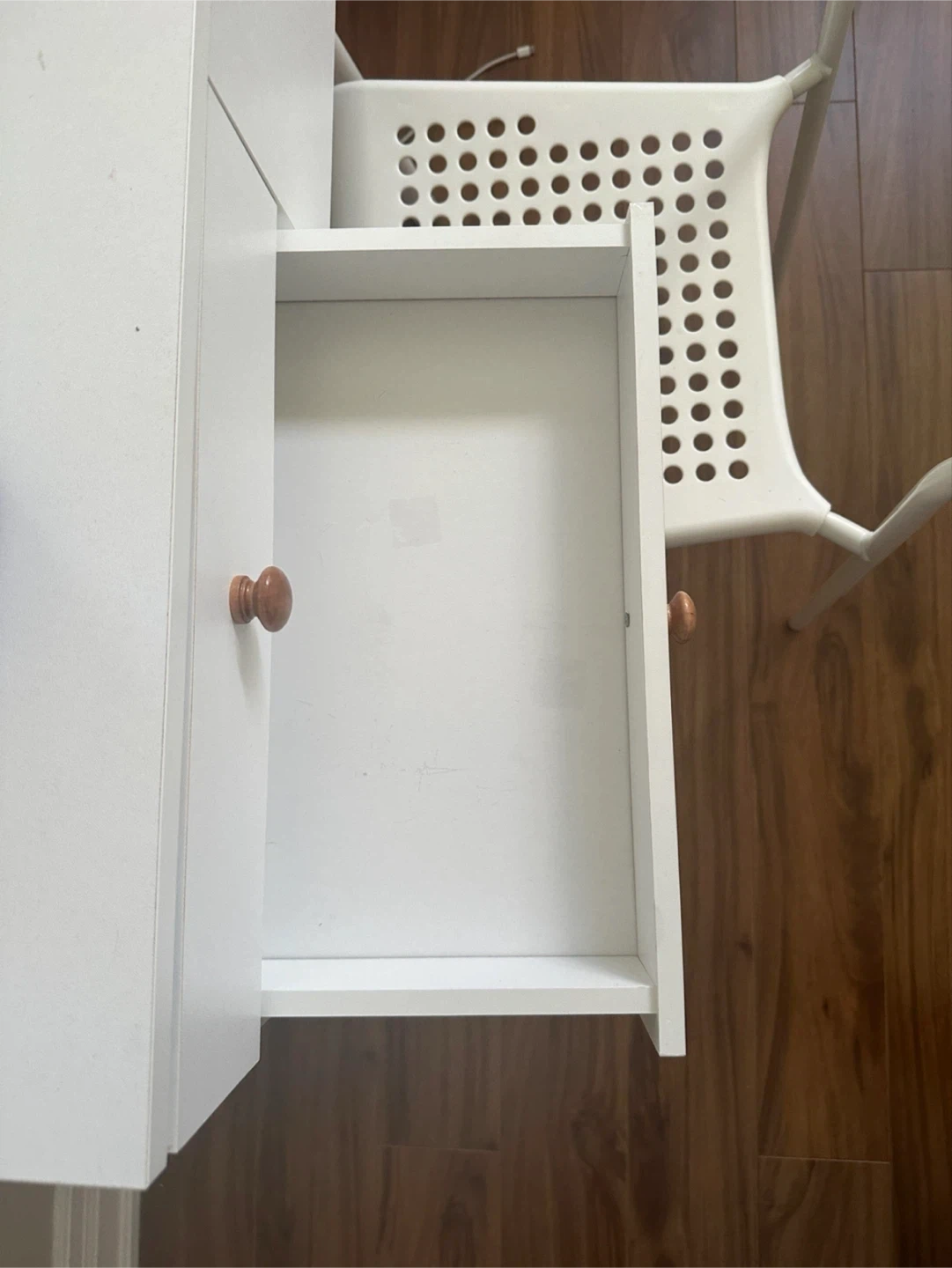 White Vanity Table with Mirror and Lights - photo 3