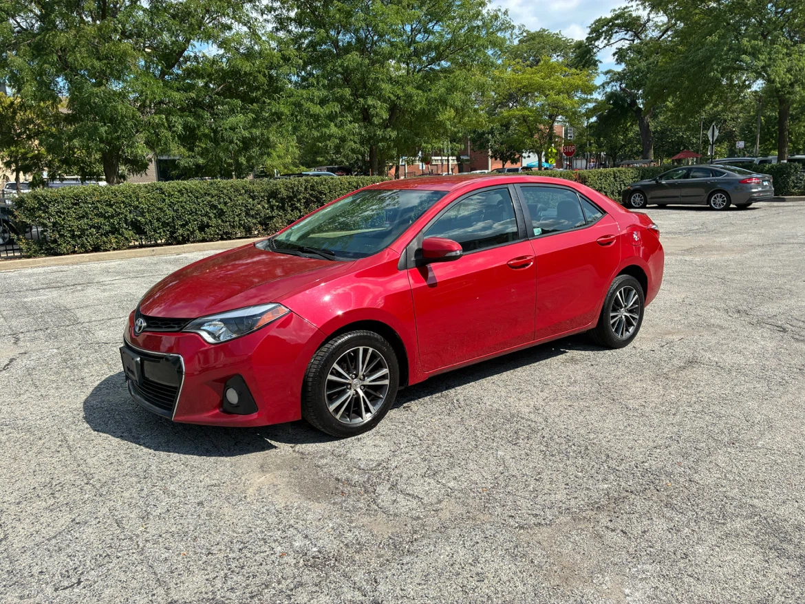 2014 Red Toyota Corolla Sedan con 141 mil millas