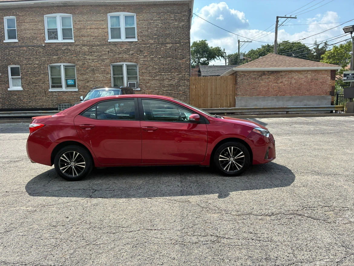 2014 Red Toyota Corolla Sedan con 141 mil millas - photo 3