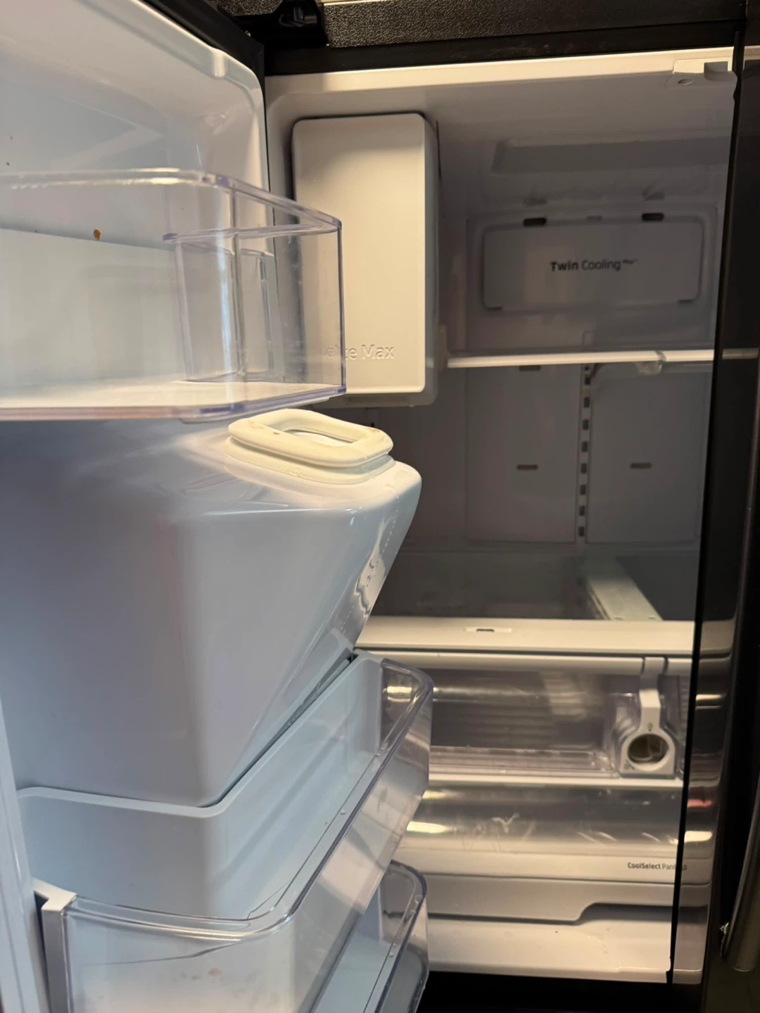 Samsung French Door Refrigerator with Ice Dispenser - photo 4