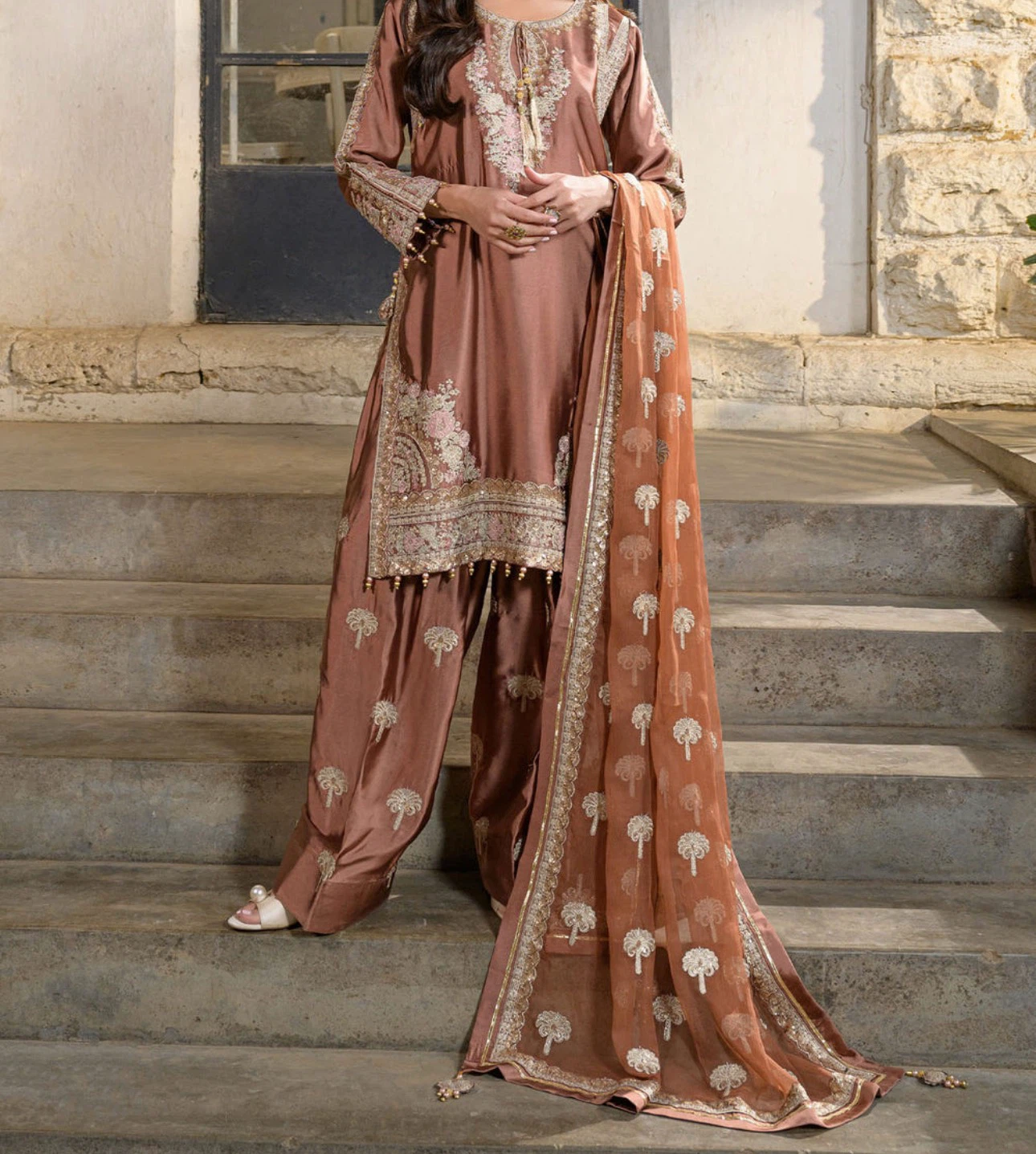 Embroidered cinnamon Brown Silk Suit with Dupatta - photo 2