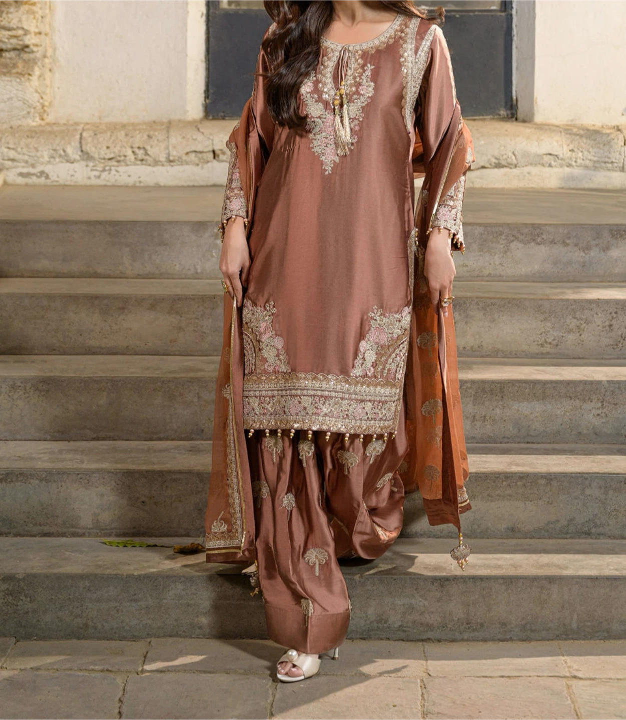 Embroidered cinnamon Brown Silk Suit with Dupatta - photo 3