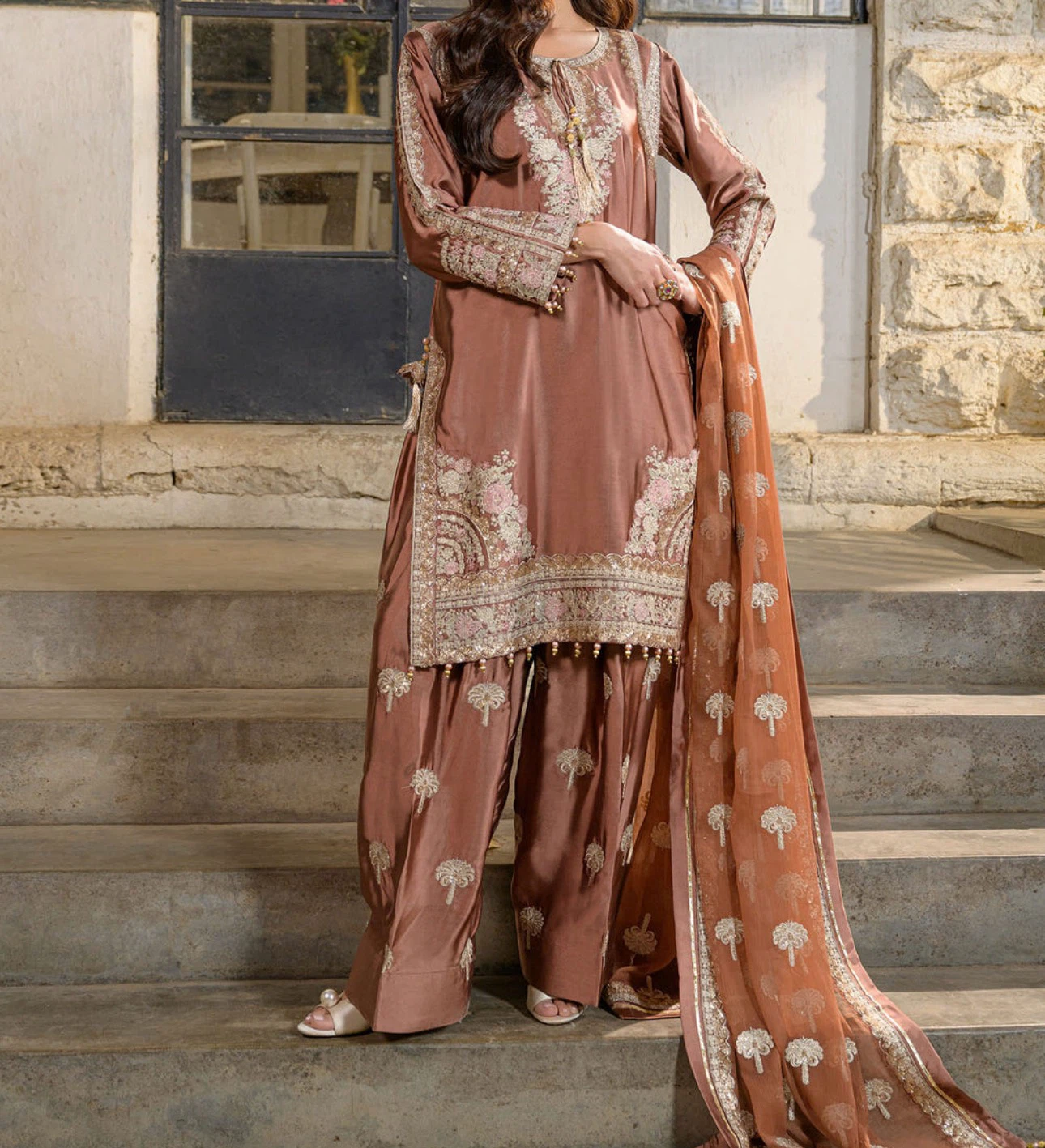 Embroidered cinnamon Brown Silk Suit with Dupatta - photo 4