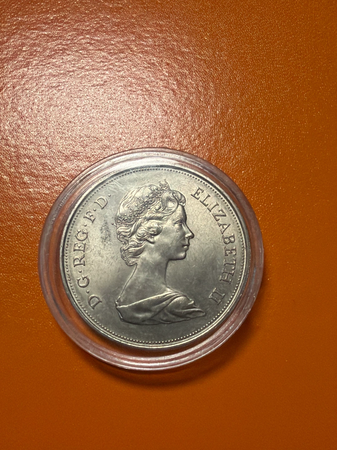 1972 Elizabeth and Philip Silver Wedding Anniversary Coin - photo 2