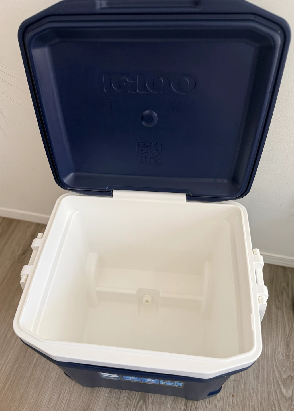 Igloo MaxCold 62 Qt Roller Cooler - photo 3