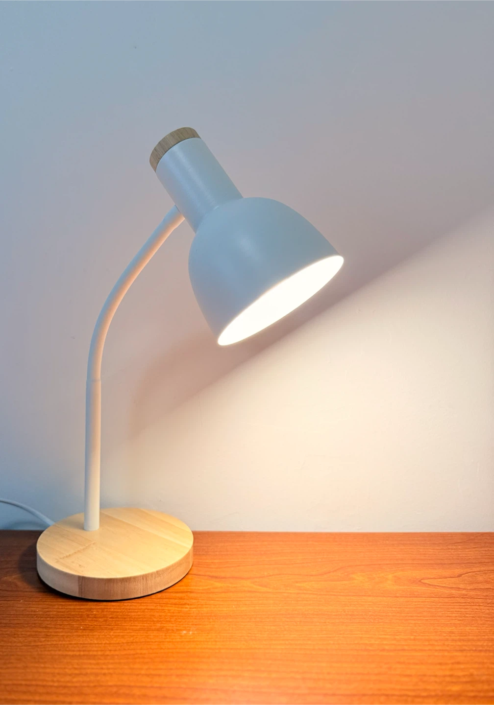 White Modern Table Lamp – Excellent Condition