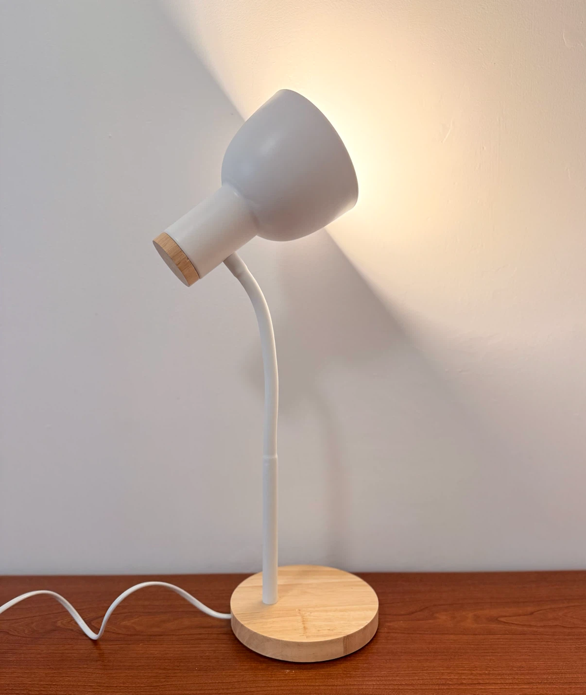 White Modern Table Lamp – Excellent Condition - photo 3