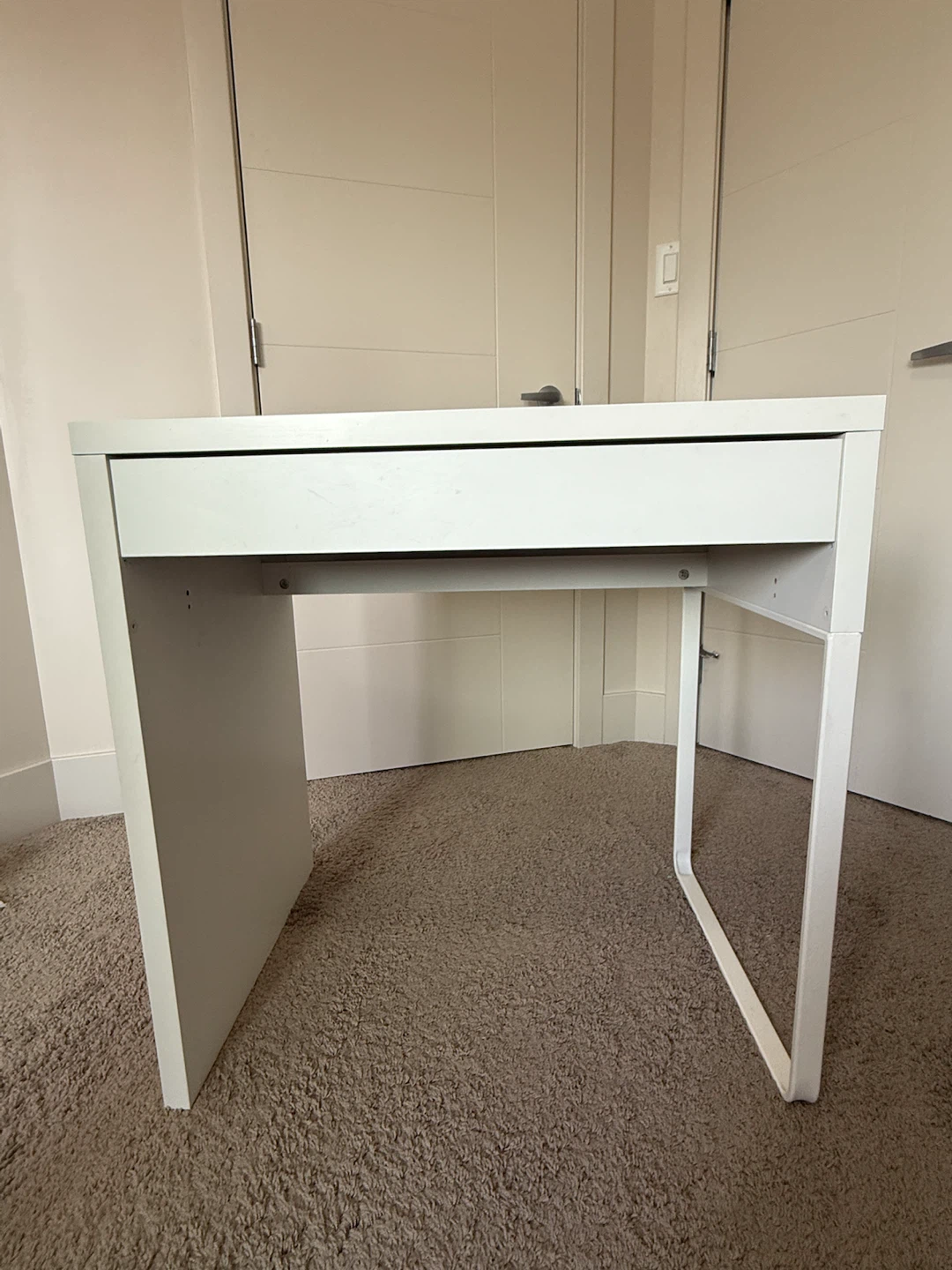 MICKE Desk + LOBERGET/SIBBEN Chair + NÄVLINGE Lamp