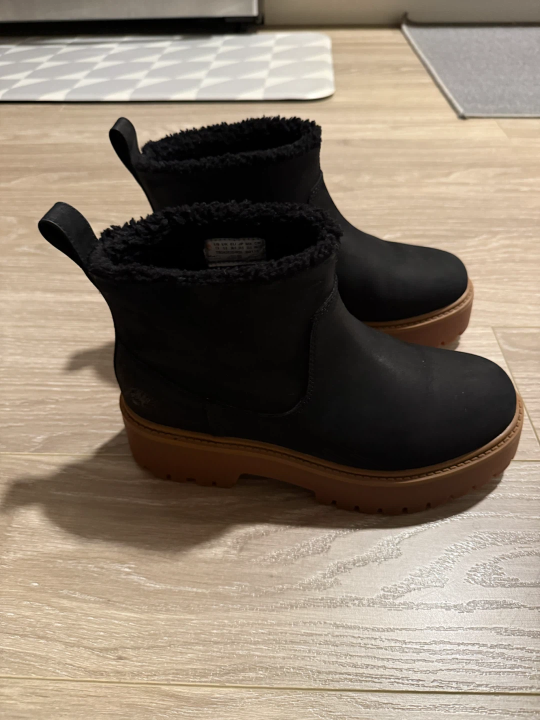 7.5 Timberland Black Suede Fur Lined Boots - photo 2
