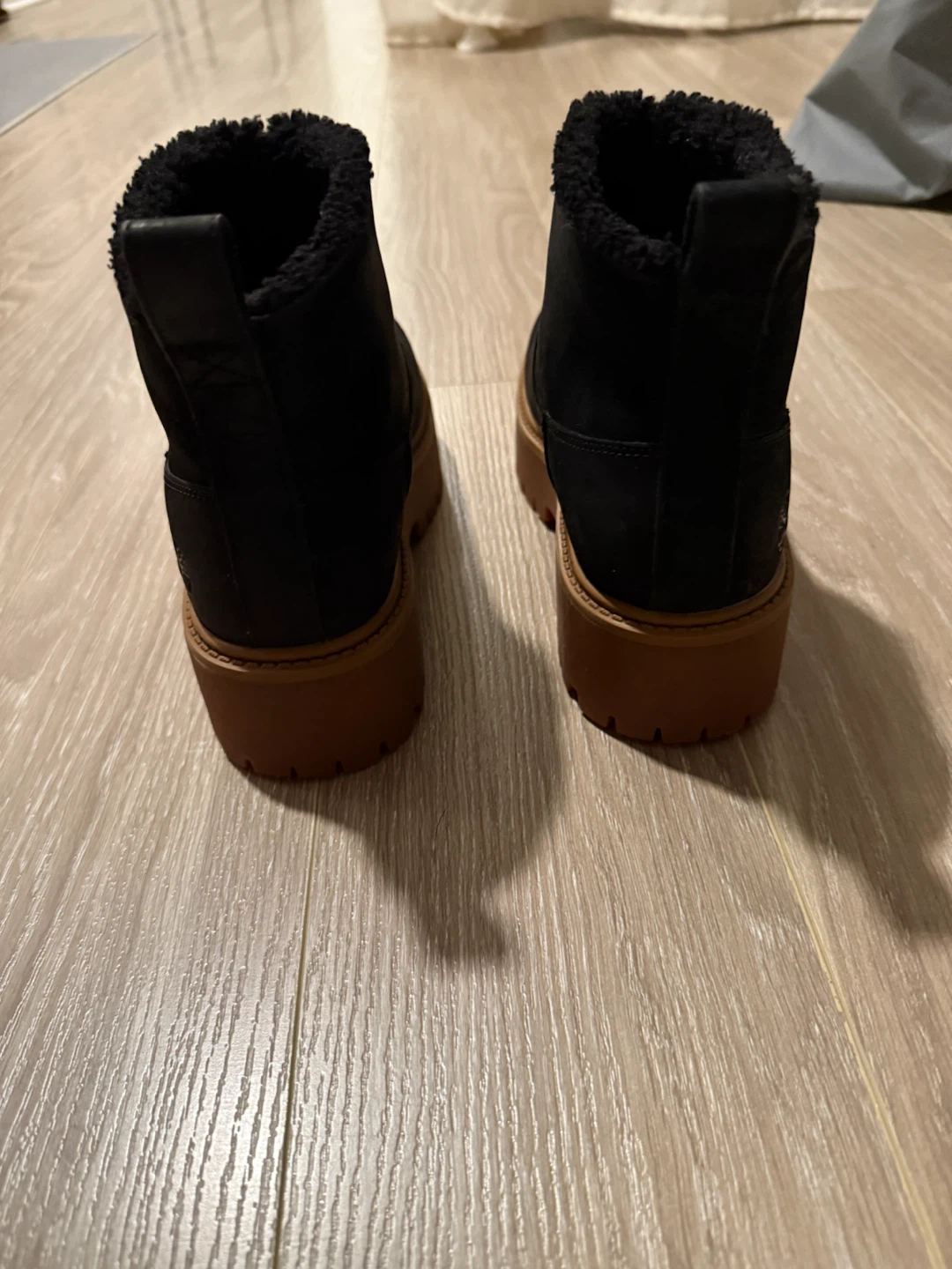 7.5 Timberland Black Suede Fur Lined Boots - photo 3