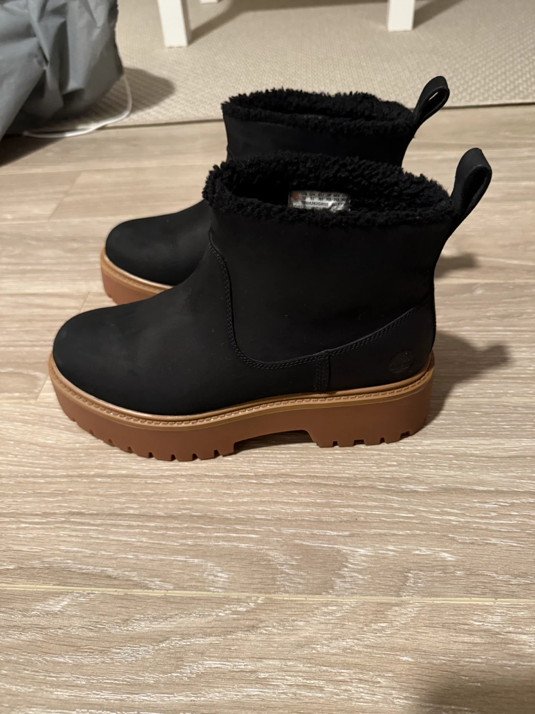 7.5 Timberland Black Suede Fur Lined Boots - photo 4