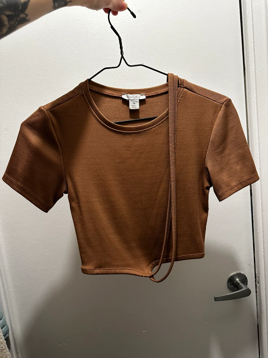 AMISU Brown Ribbed Cropped Top