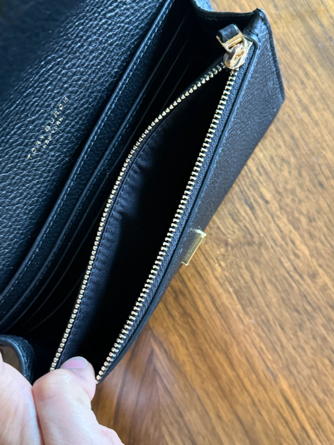Tory Burch pebbled leather crossbody wallet - photo 5