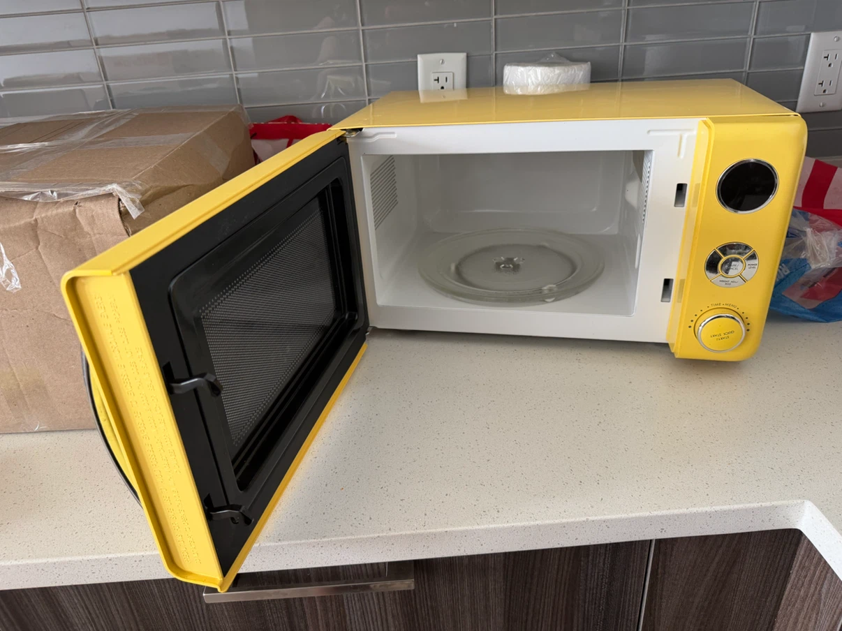 Yellow Galanz Retro Microwave - photo 2
