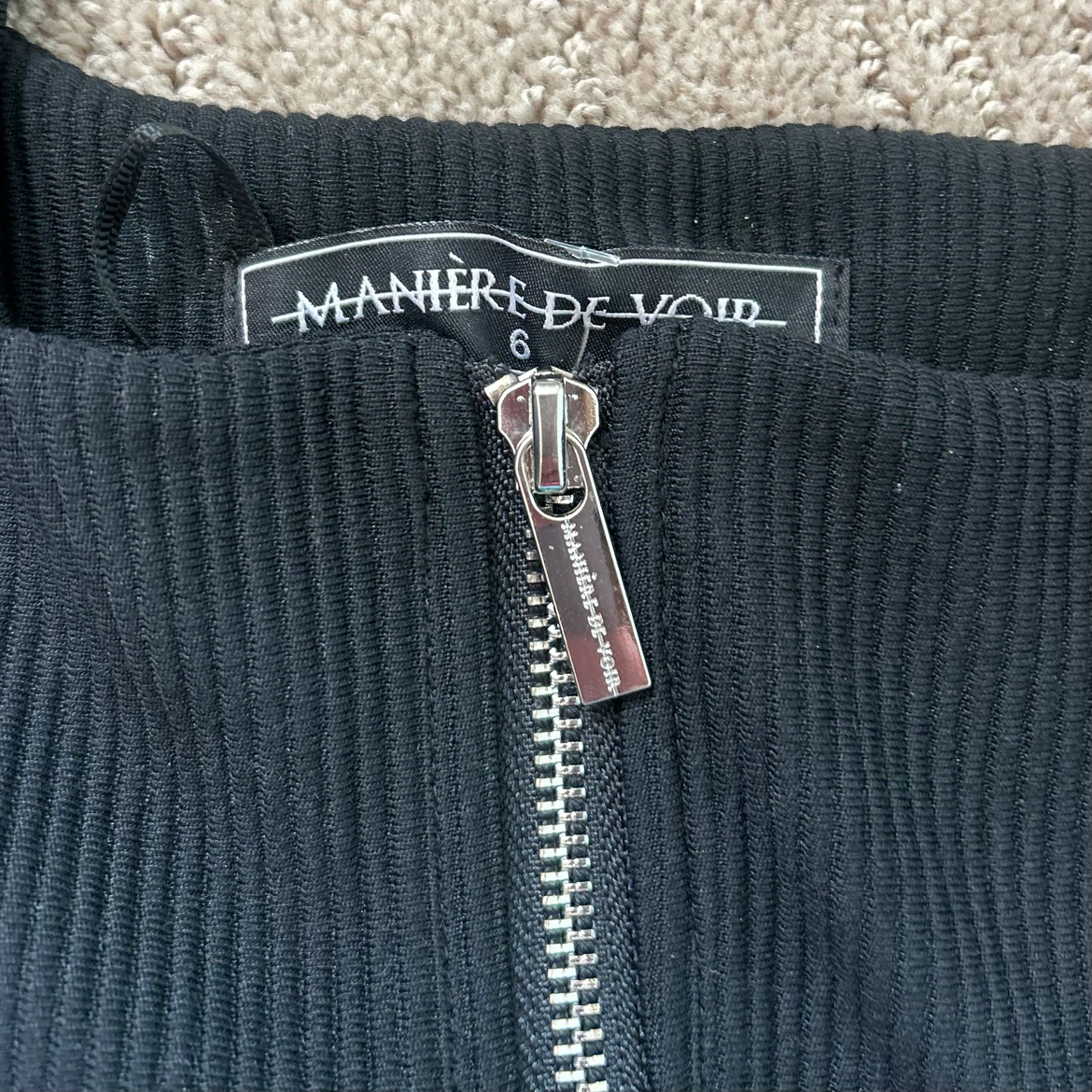 MANIÈRE DE VOIR Black Ribbed Chain Detail Dress Size 6 - photo 2