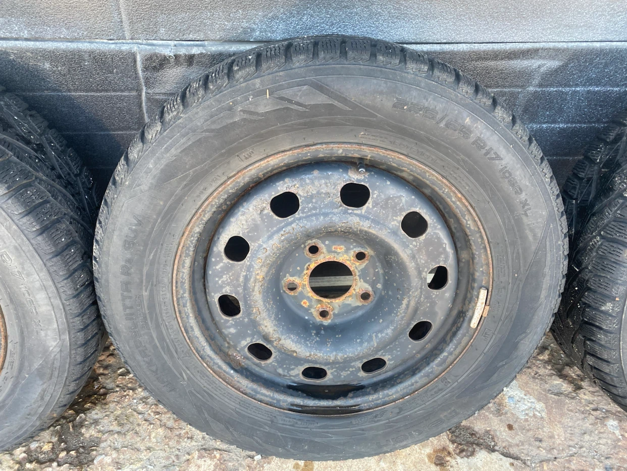 Set of 4 Winter Tires on Rims - photo 3
