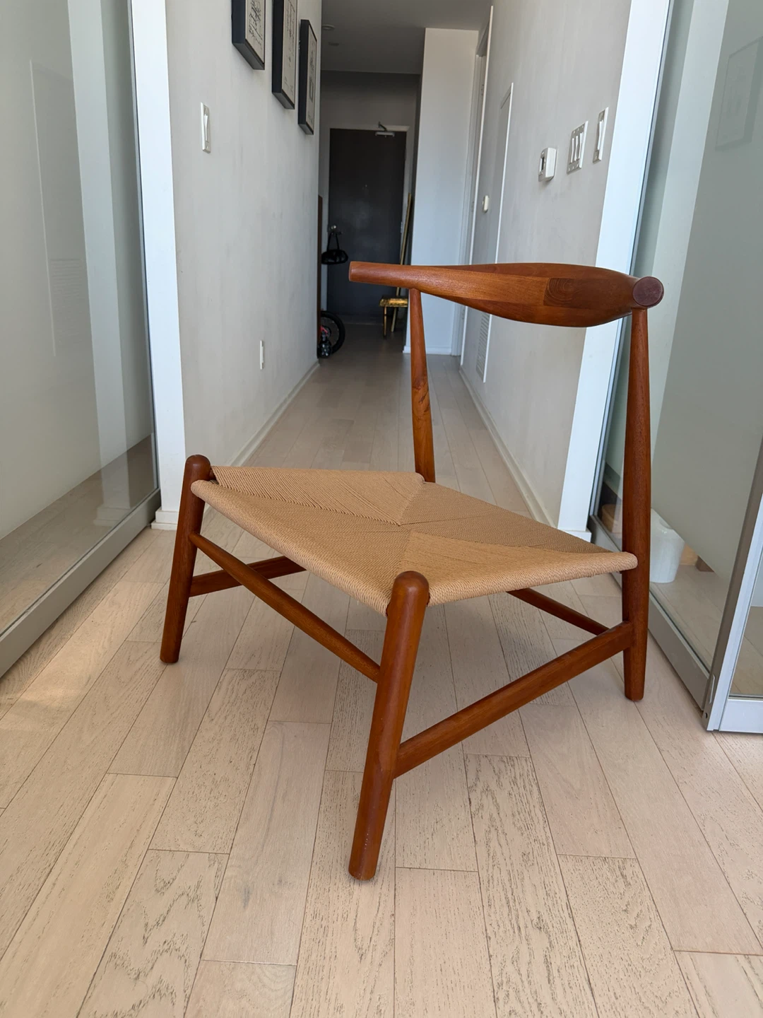 Mid-Century Danish Modern Chair (Hans Wegner Style)