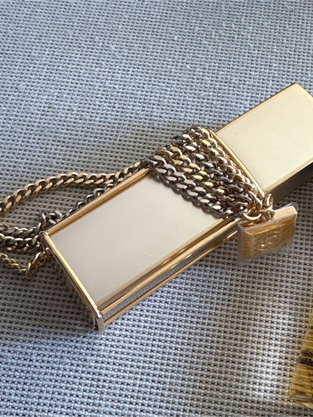 Chanel spray purse with Gold Chain Holder - photo 2