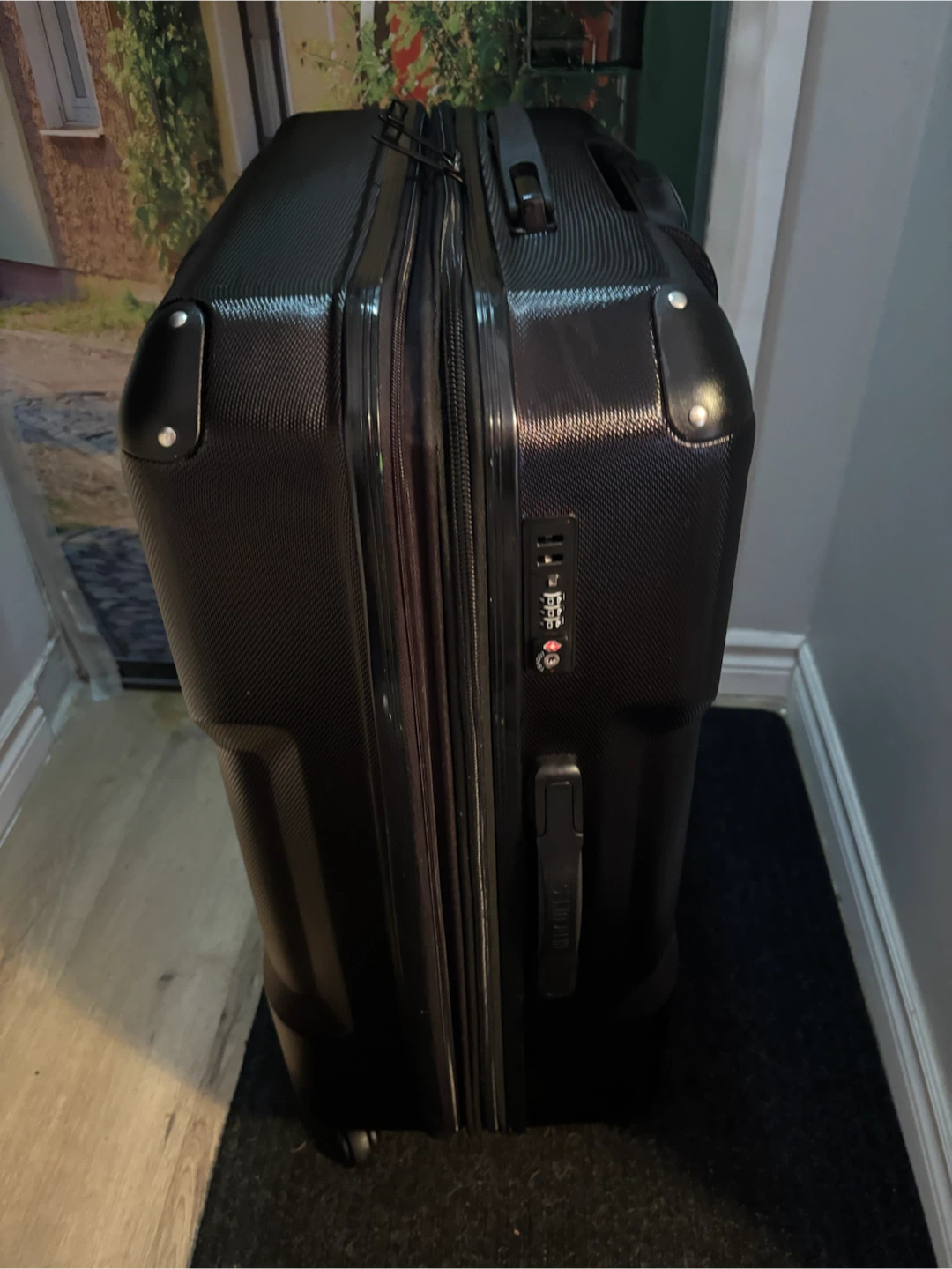 Heys Black H-Shield Hard-Shell Spinner Luggage - photo 3
