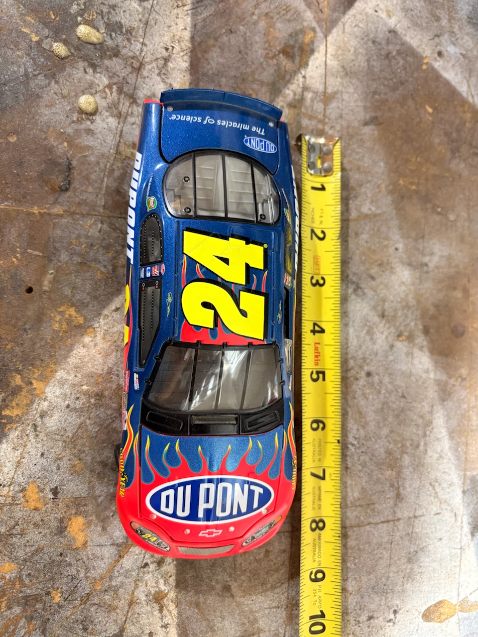 Jeff Gordon DuPont #24 NASCAR Stock Car 1:24 Scale Diecast