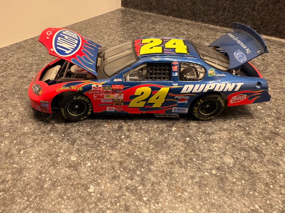 Jeff Gordon DuPont #24 NASCAR Stock Car 1:24 Scale Diecast - photo 3