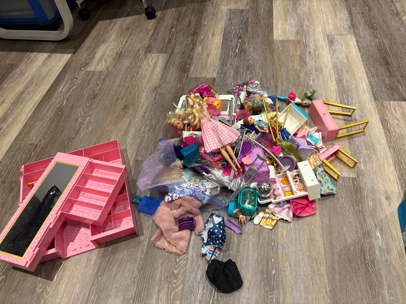 Storage box filled with Barbies, exercises and furniture - photo 5