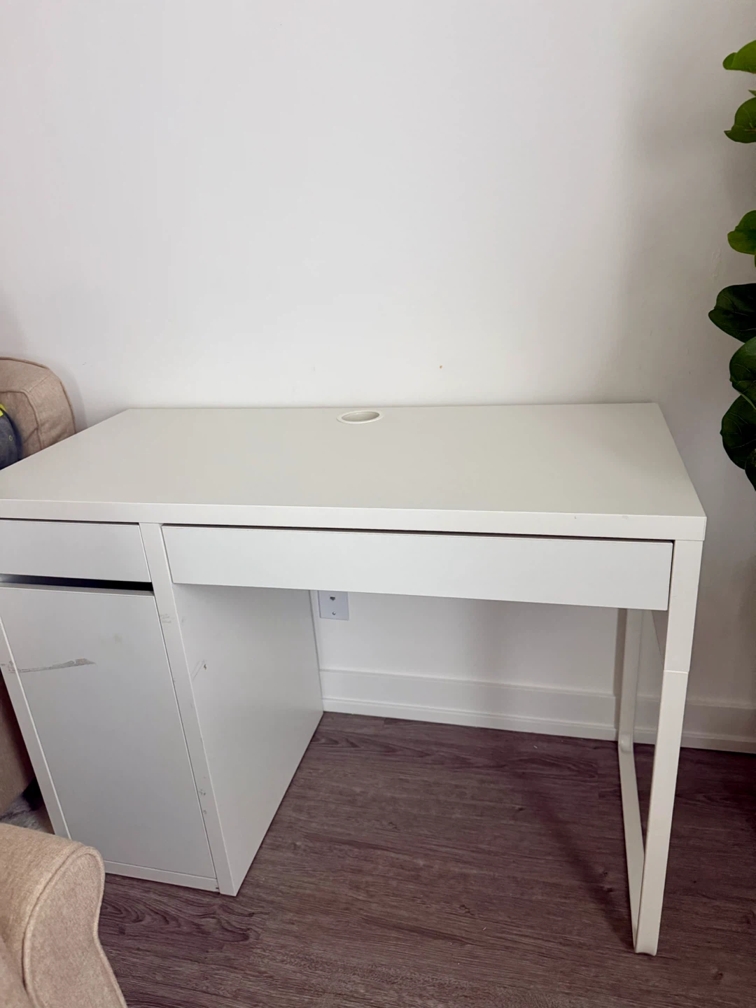 White desk. $30. Must pick up in Ajax ASAP